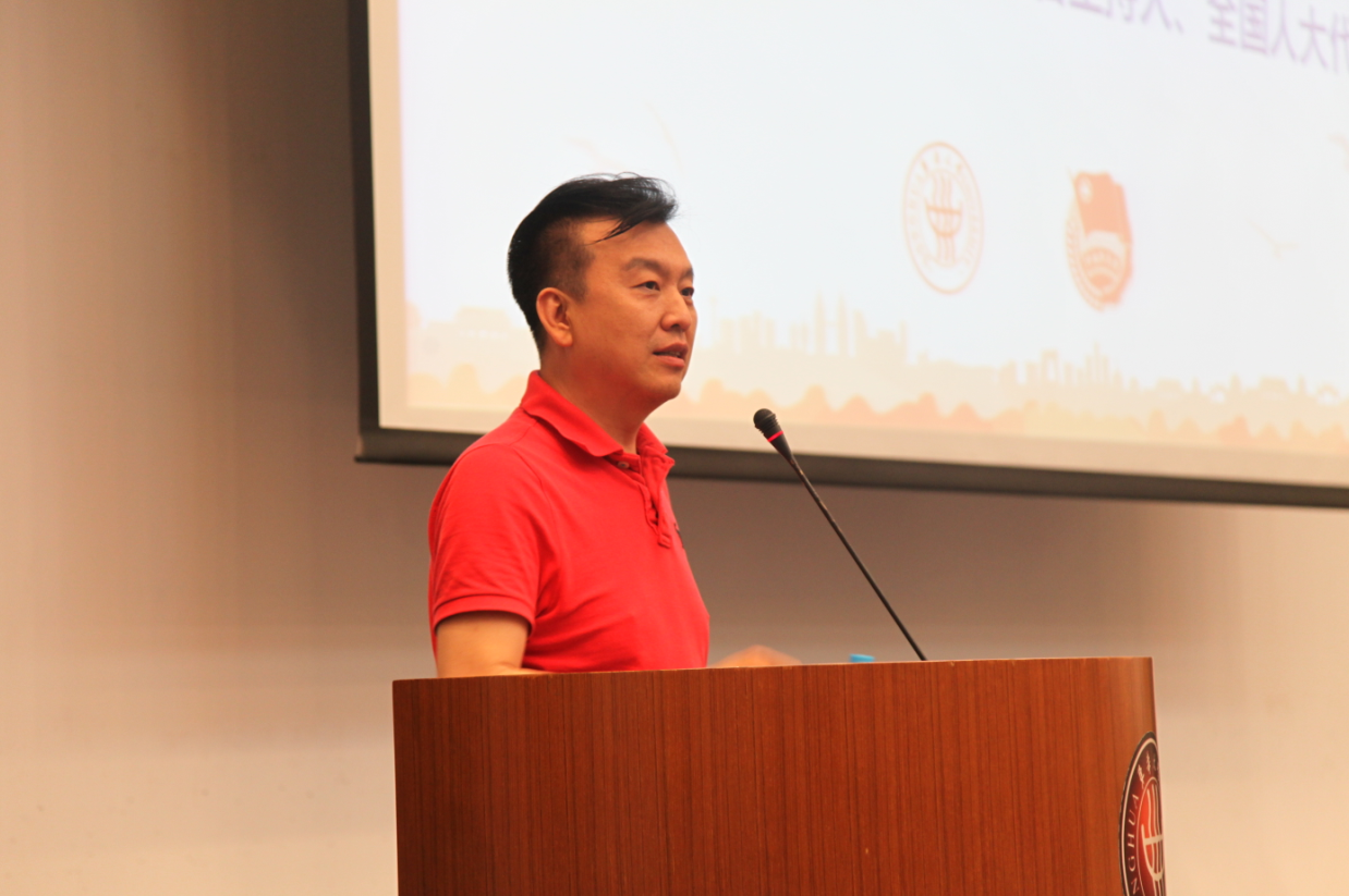 中央电视台主持人张泽群做客周周讲 与东华学子探讨"发现 选择 超越"