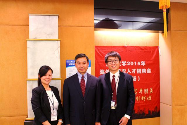 中国驻纽约总领馆教育组徐永吉参赞莅临东华大学招聘会现场