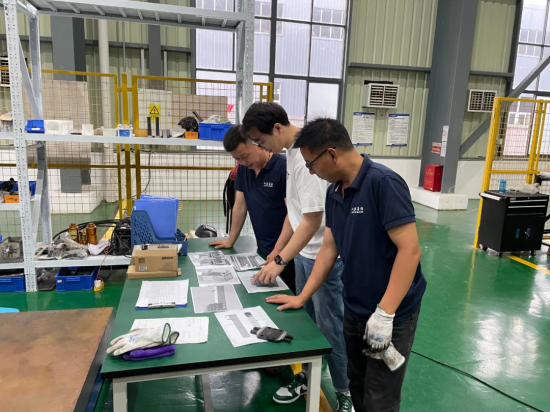 东华大学研究生与工程师讨论合作项目。 杨玉璋 摄