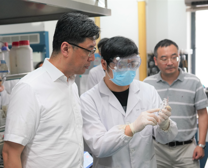 党委书记刘承功看望慰问暑期坚守一线的师生员工