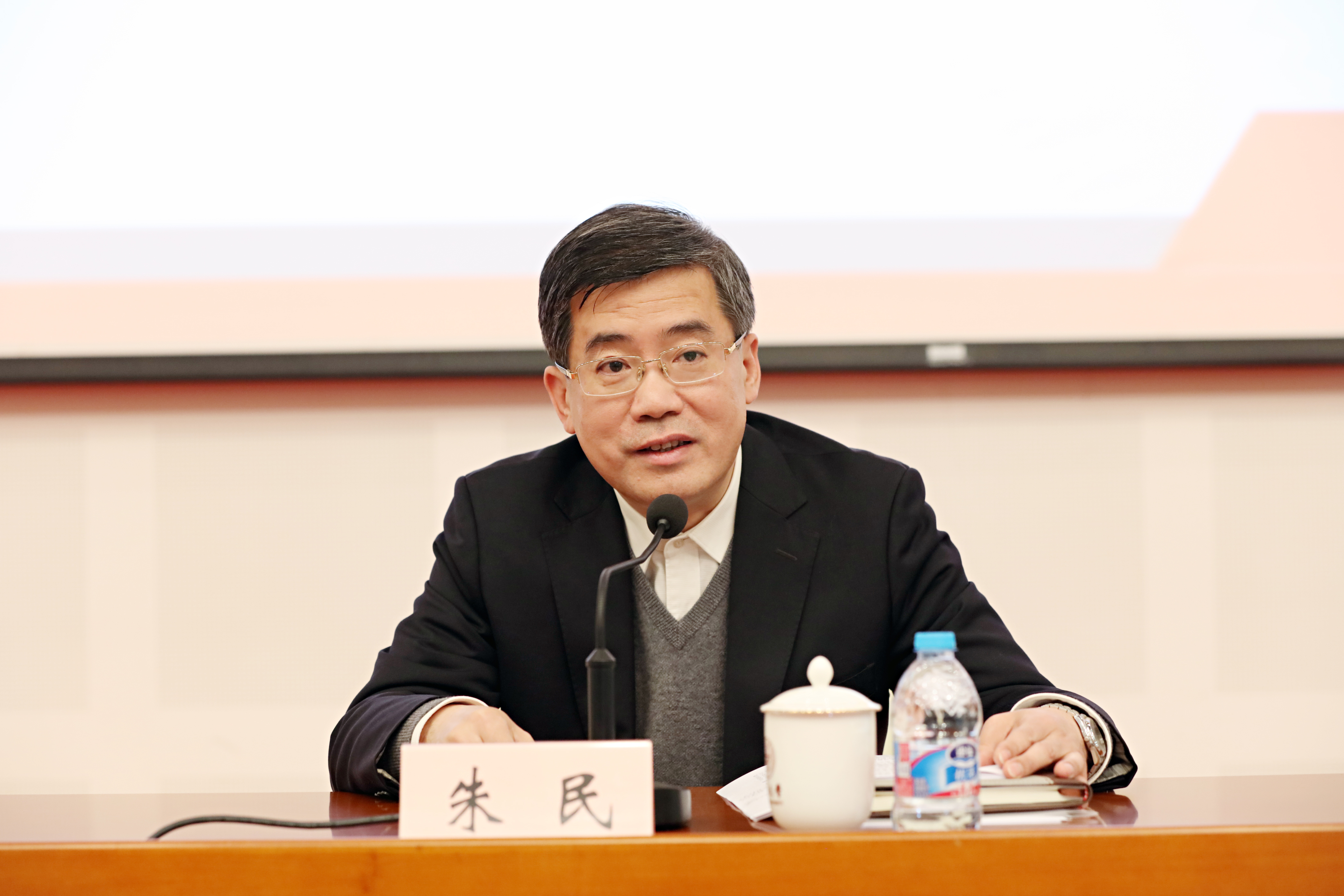 振奋精神,坚定信心,聚焦重点,狠