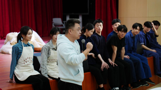 《黄宝妹》剧导演常春、参演学生与现场观众“演后谈”