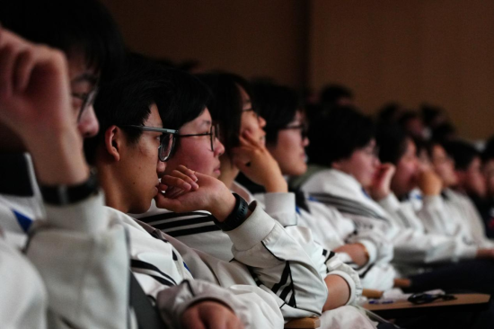 东华大学附属奉贤致远中学的学生们认真观看演出