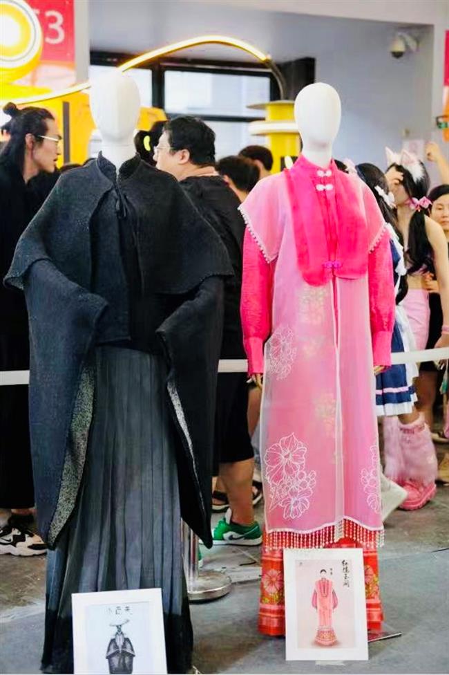 Traditional Chinese costumes are right fit at ChinaJoy