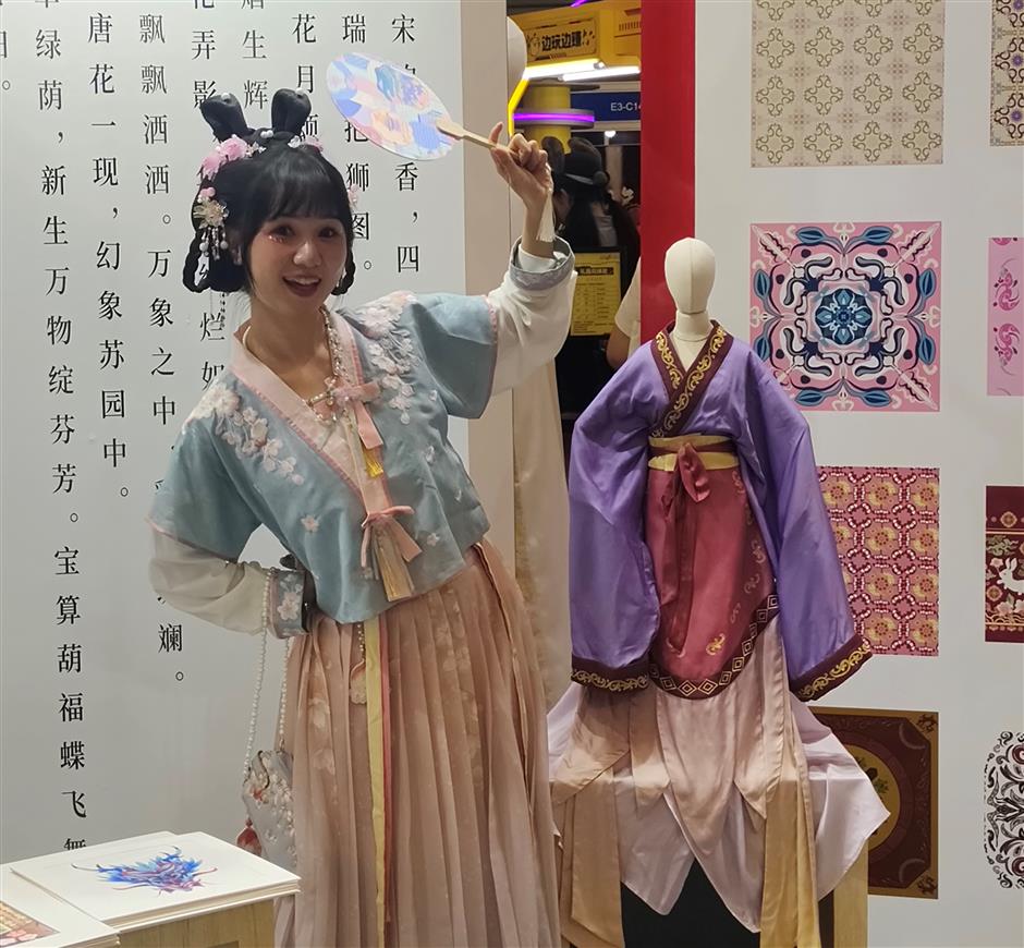 Traditional Chinese costumes are right fit at ChinaJoy
