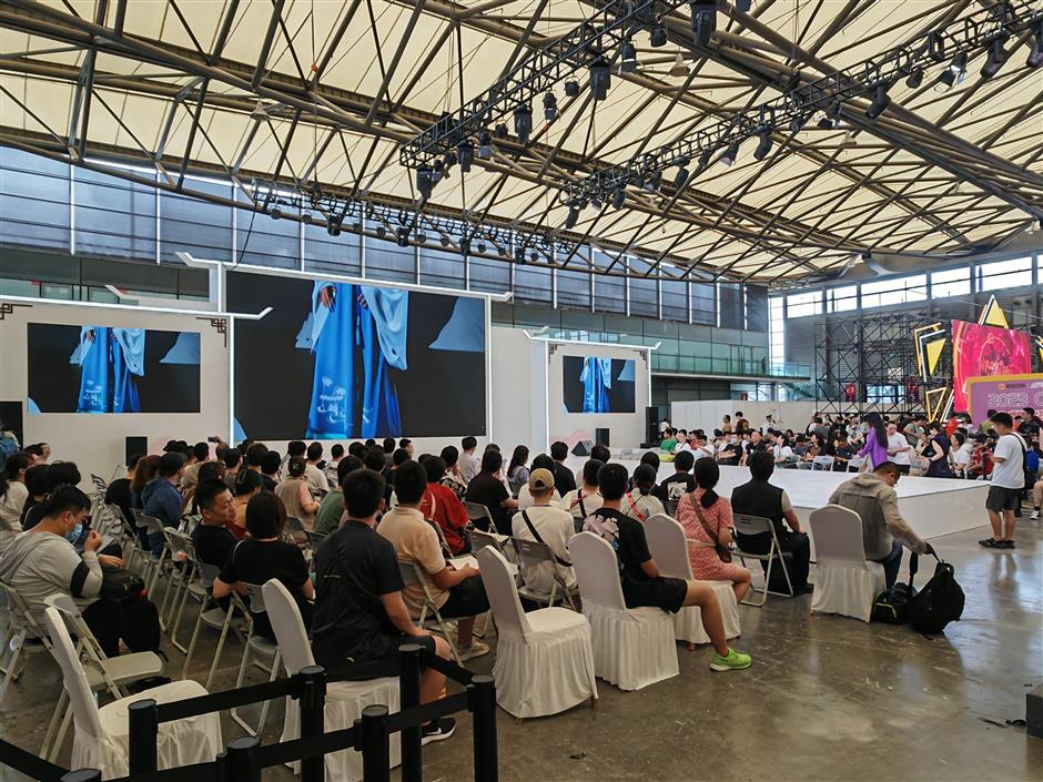 Traditional Chinese costumes are right fit at ChinaJoy