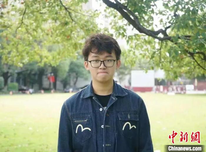 图为大学毕业后创业的“00后”周泽宇。　受访者供图