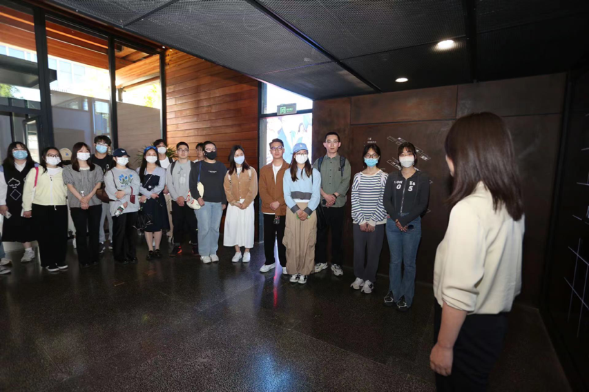 东华大学思政课教师相雅芳在杨浦滨江人民城市建设规划展示馆带来课程《践行初心 担当使命——人民城市为人民》