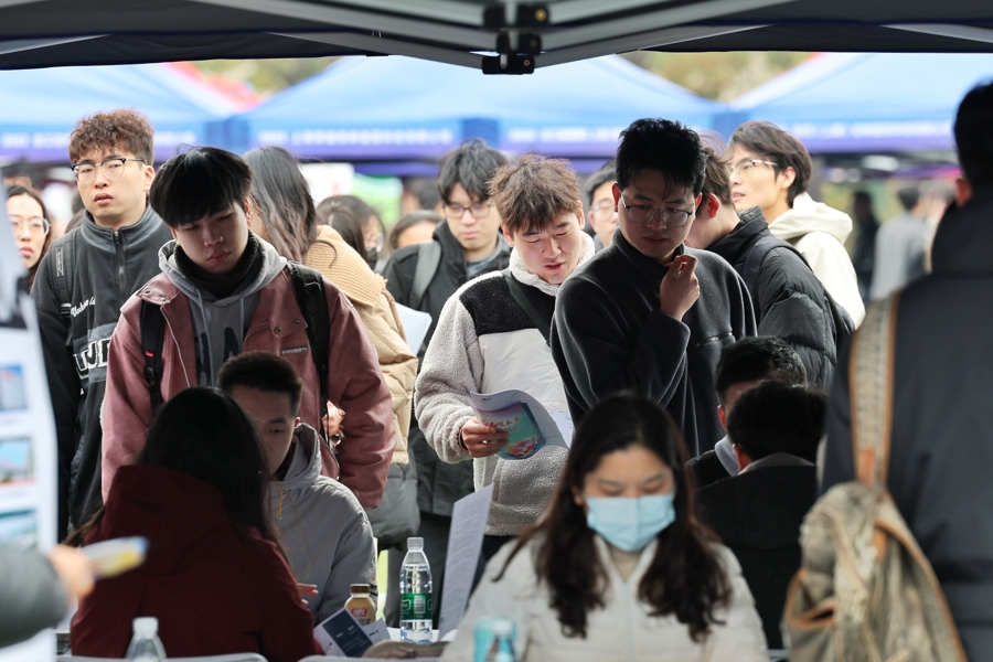 2025届上海高校毕业生就业实习招聘会。赖鑫琳 摄影