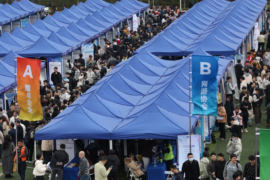 2025届上海高校毕业生就业实习招聘会。赖鑫琳 摄影