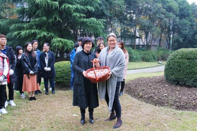 荷兰驻沪总领事馆再次向我校捐赠郁金香种球